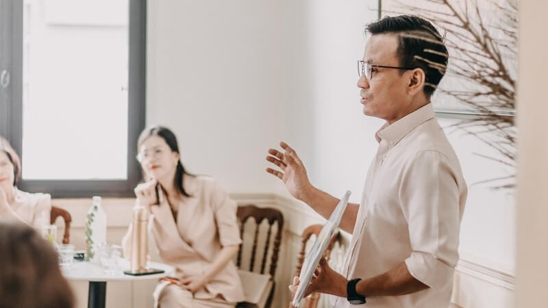 会議で発表している男性