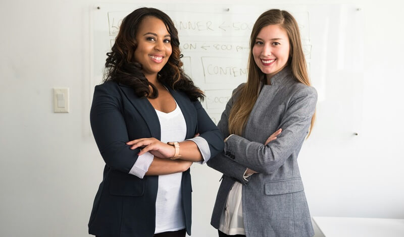 自身に満ち溢れた様子で腕組みしている女性2人