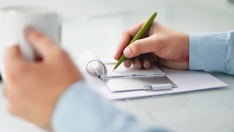 メモを取っている手