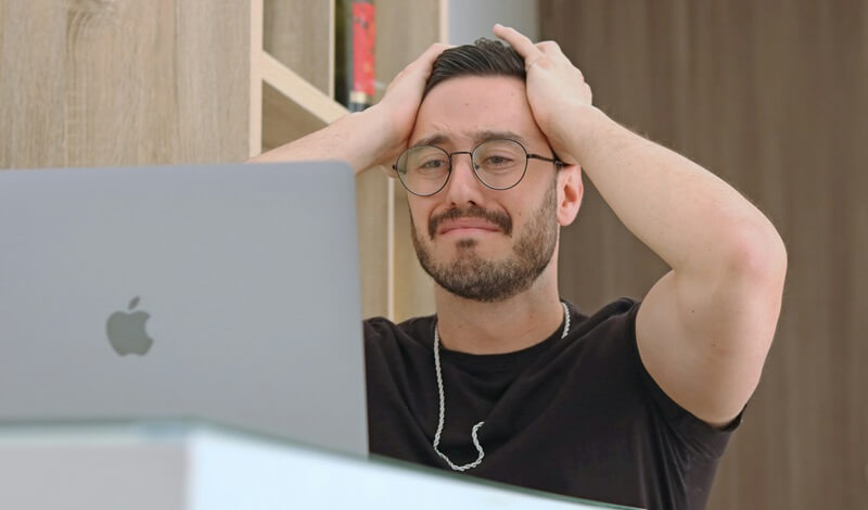 会社員に限界を感じて退職や転職を考える男性の画像