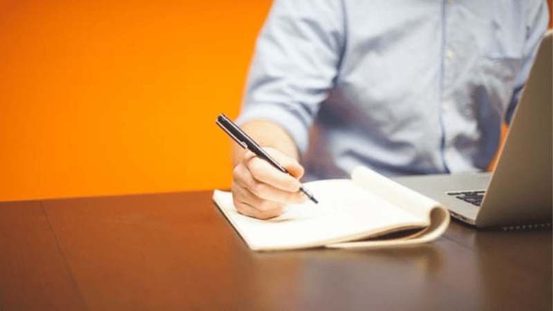 パソコンを開いて勉強する男性