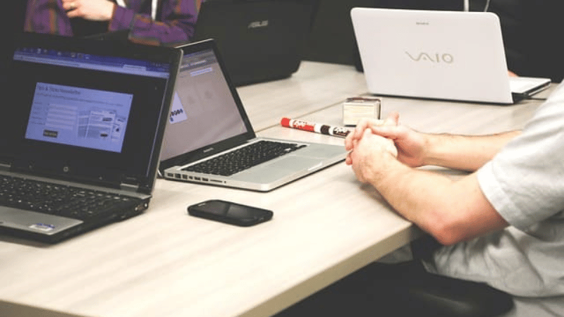 パソコンを開いて会議をする人たち