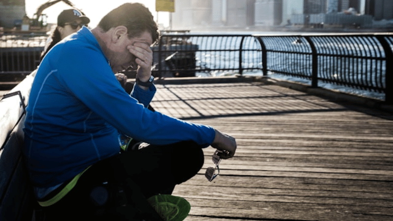 会社の空気が合わなくて黄昏れる男性の画像