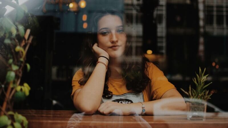 会社の空気が合わくて憂鬱な女性の画像