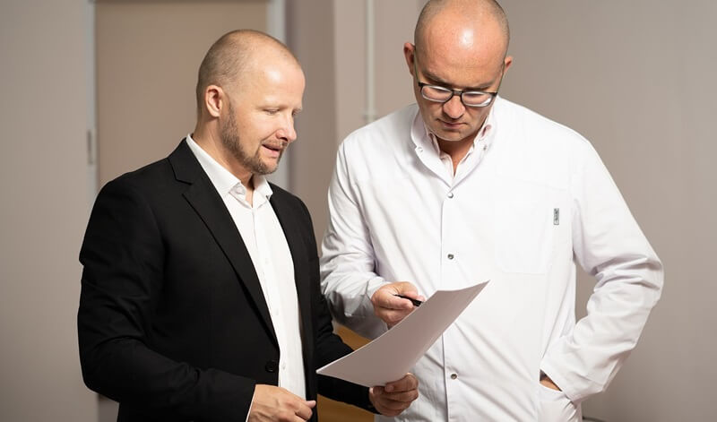 上司との接し方の選択肢を検討する人たちの画像