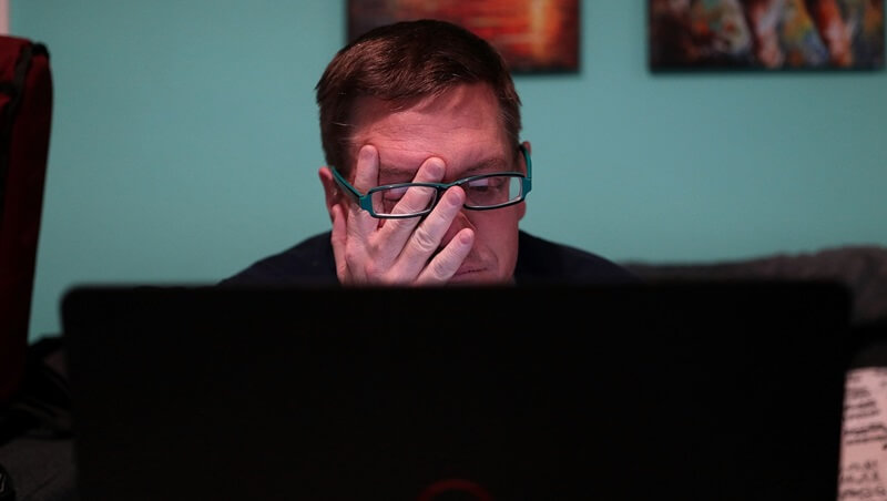 上司との相性が最悪な原因を考える男性の画像