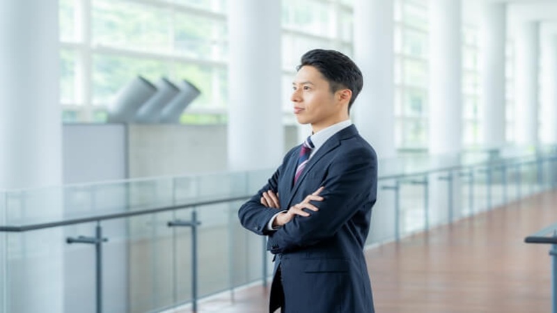 合わない会社に見切りをつけ清々しい気分の男性の画像