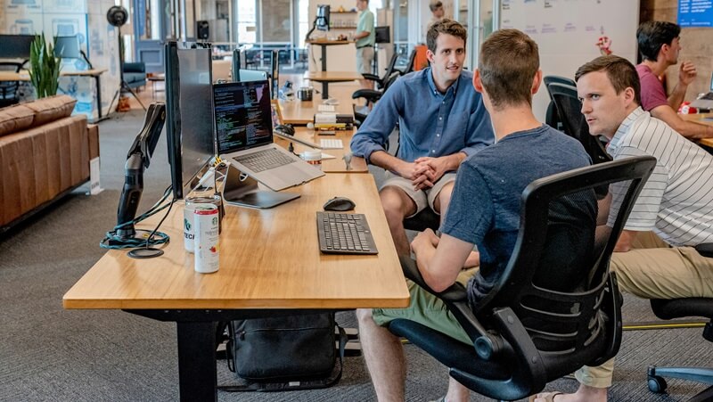 相性が最悪な上司への対処法を話し合う人たちの画像