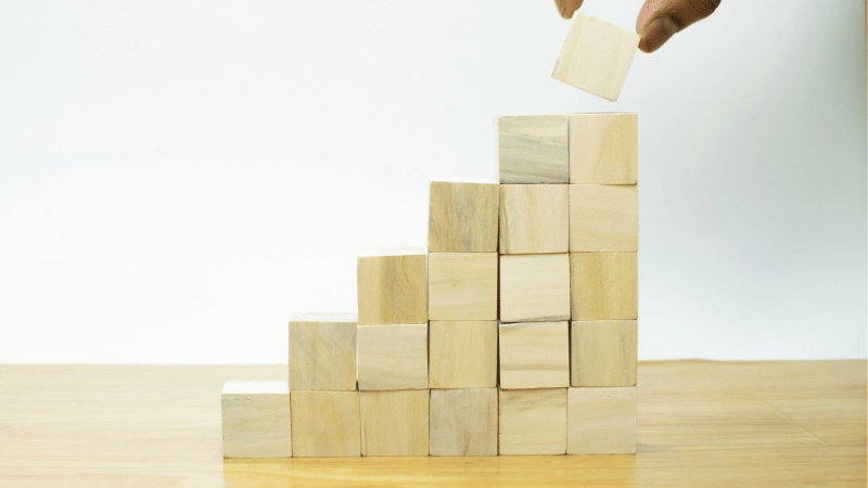 ブロックを積み上げる様子