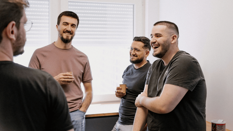 楽しそうに談笑する男性たち