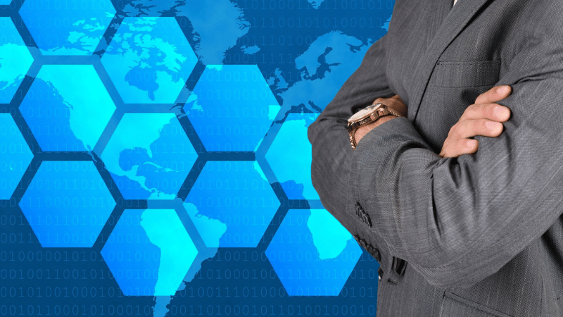 腕を組むビジネスマン