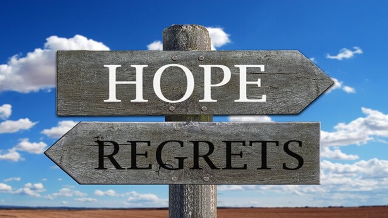 「HOPE」と「REGRETS」の標識、仕事を辞めた後に成功と後悔の道が分かれる様子