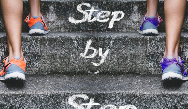 階段を登る様子