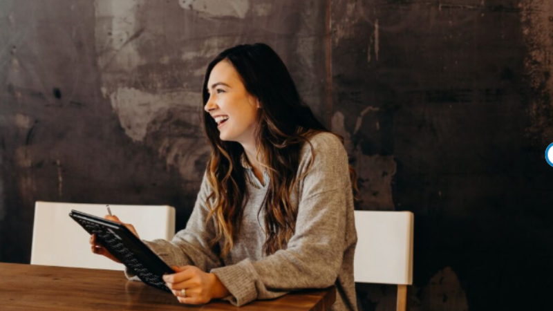 タブレットを持って話している女性