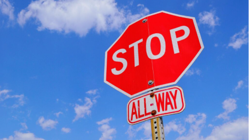 STOPを書かれた標識