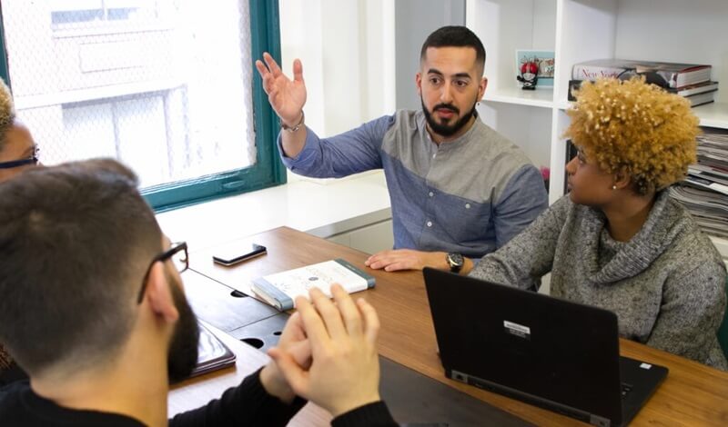 会議をしてい4名の男性