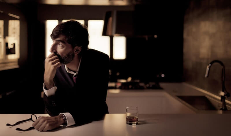 キッチンから外を眺めている男性