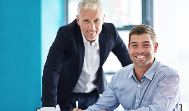 スーツを着た笑顔の男性2人