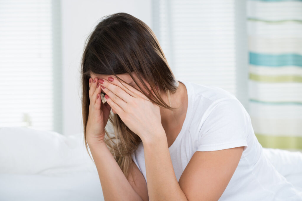 頭を抱える女性