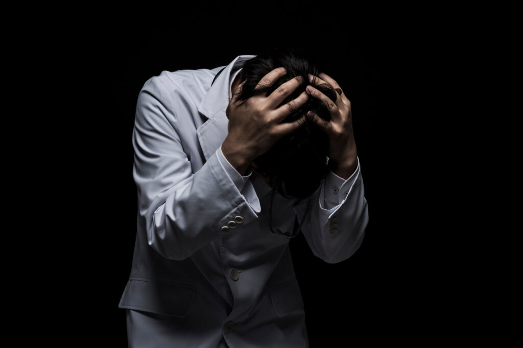 頭を抱える男性