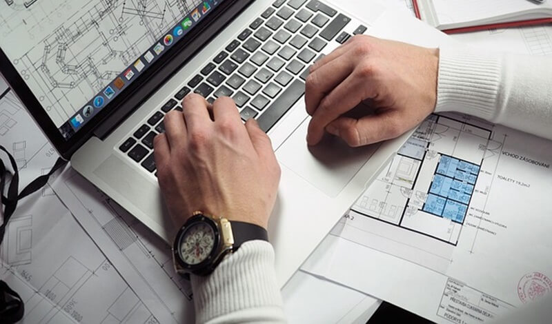 パソコンを操作する様子