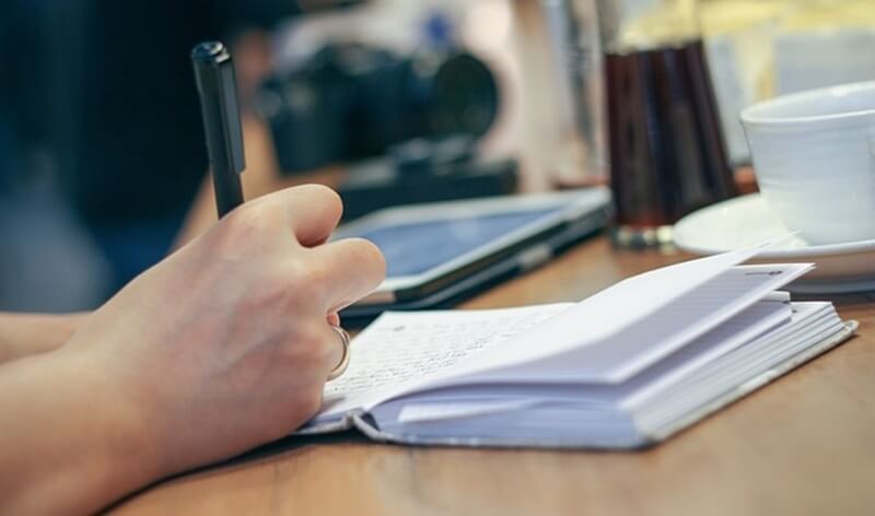 メモをとっている様子