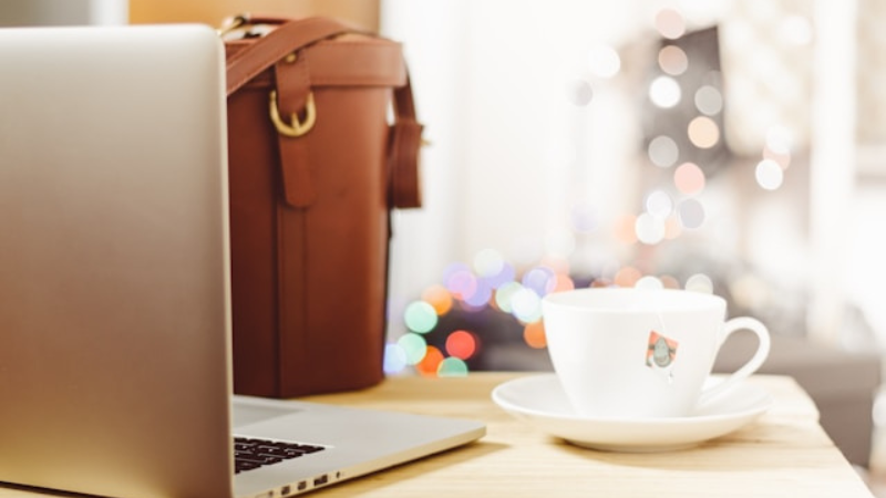 カフェでノマドする様子