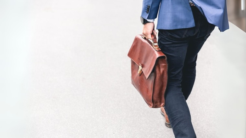 颯爽と仕事先に向かう男性