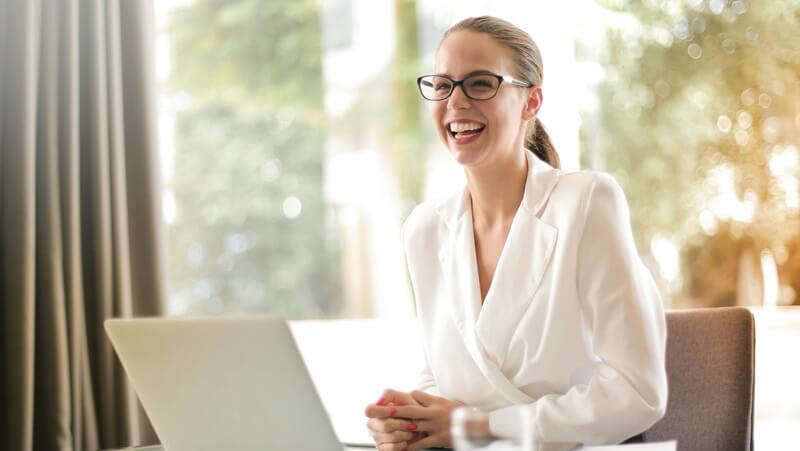 笑顔で仕事をしている女性