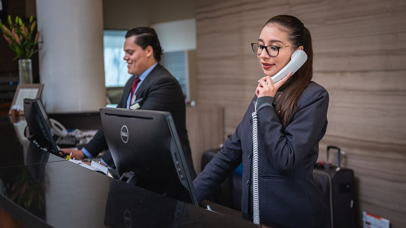 職場で電話対応をしている女性