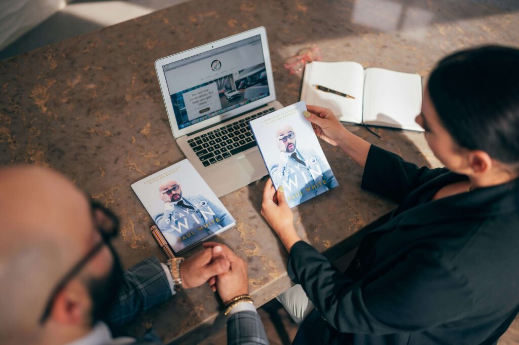 デザインカンプを確認する人たち