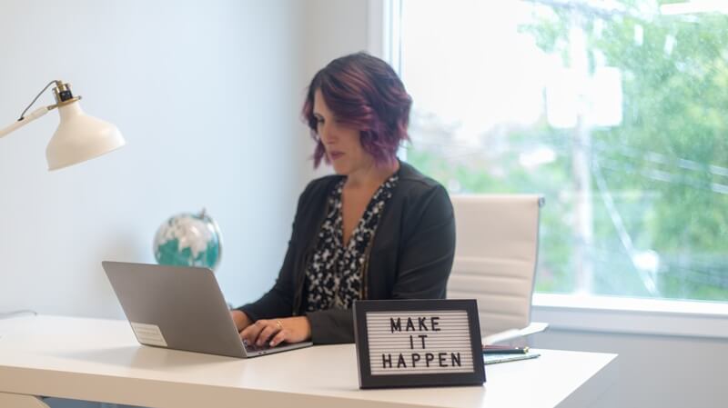 パソコンで仕事をする女性