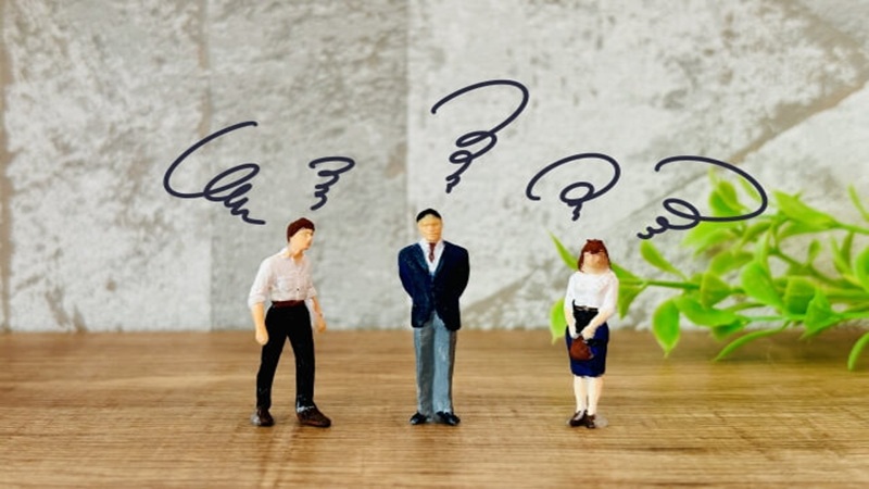 仕事に違和感を感じてモヤモヤを感じる3人のビジネスパーソン