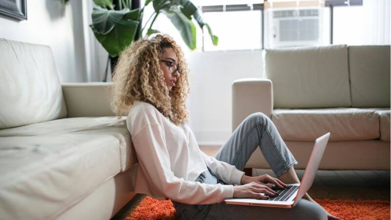 ソファーに寄りかかる女性