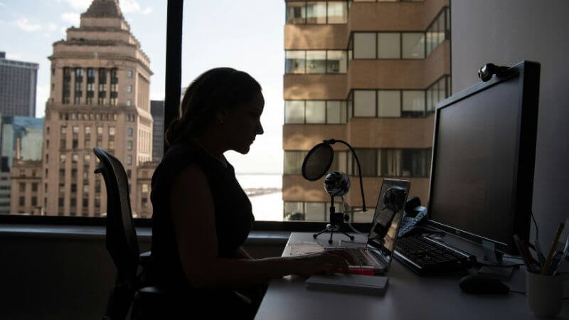 女性とパソコン