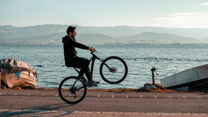 自転車で走る男性