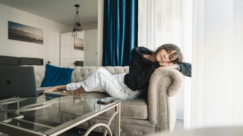 ソファに横たわる女性