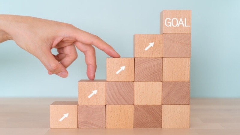 成長し続ける5つのステップを表す積みあがったブロックの様子