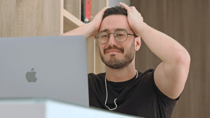 パソコンの前であたまを抱える男性