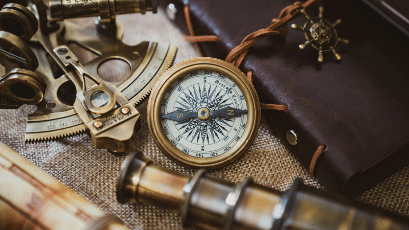 机の上に置かれたコンパス