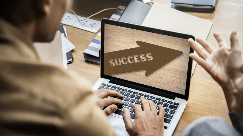 「SUCCESS」と表示されているパソコン画面