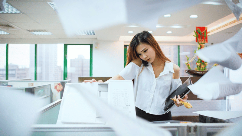 仕事に追われて困っている女性