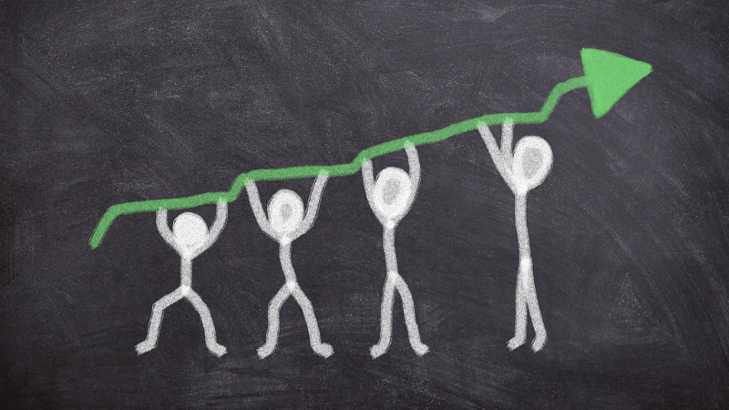 右肩上がりの矢印を支える人の図