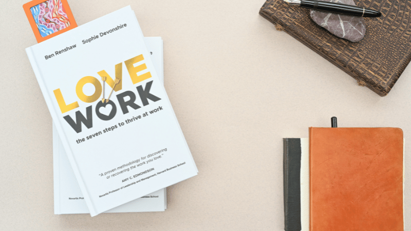 机の上に置かれた手帳と本