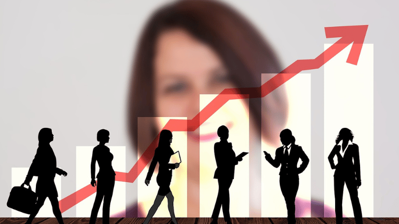 キャリアアップしていく女性の図