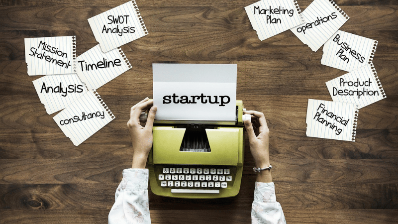 タイプライターとタスクが書かれた紙