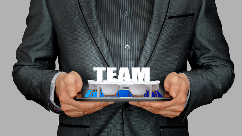 「TEAM」の文字を抱えた男性