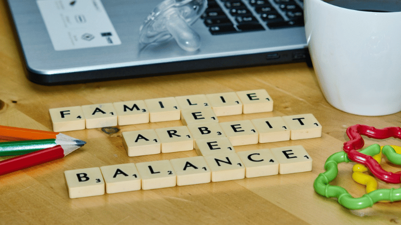 机の上に置かれたワードパズル