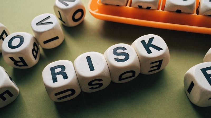 「RISK」と書かれたサイコロ
