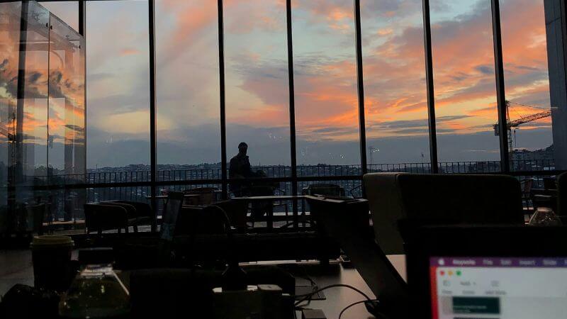 夕焼けとオフィス